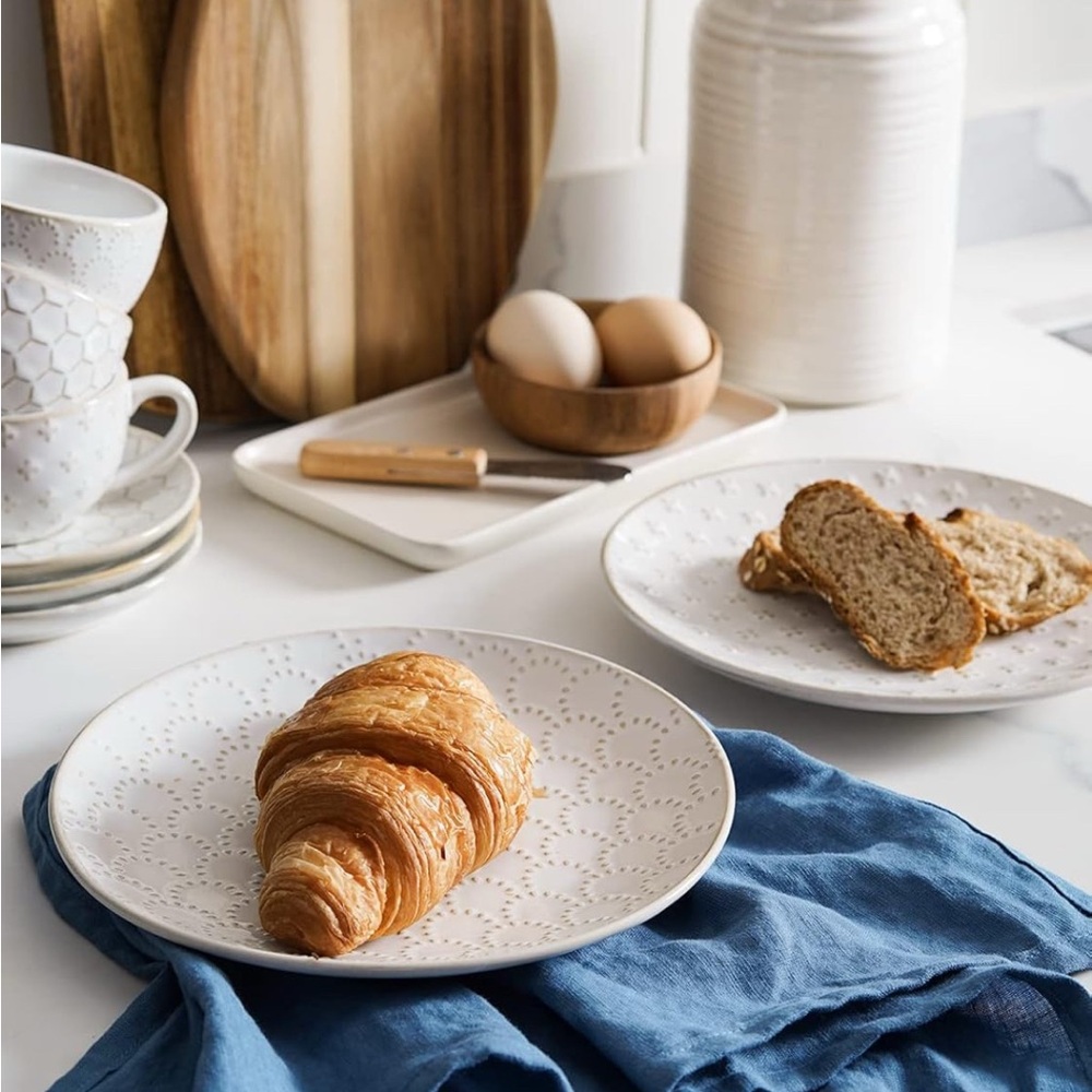 LE TAUCI 16 Piece Dinnerware Set Arctic White 
Stoneware Plates Bowls Mugs for 4 - Picture 3 of 10
